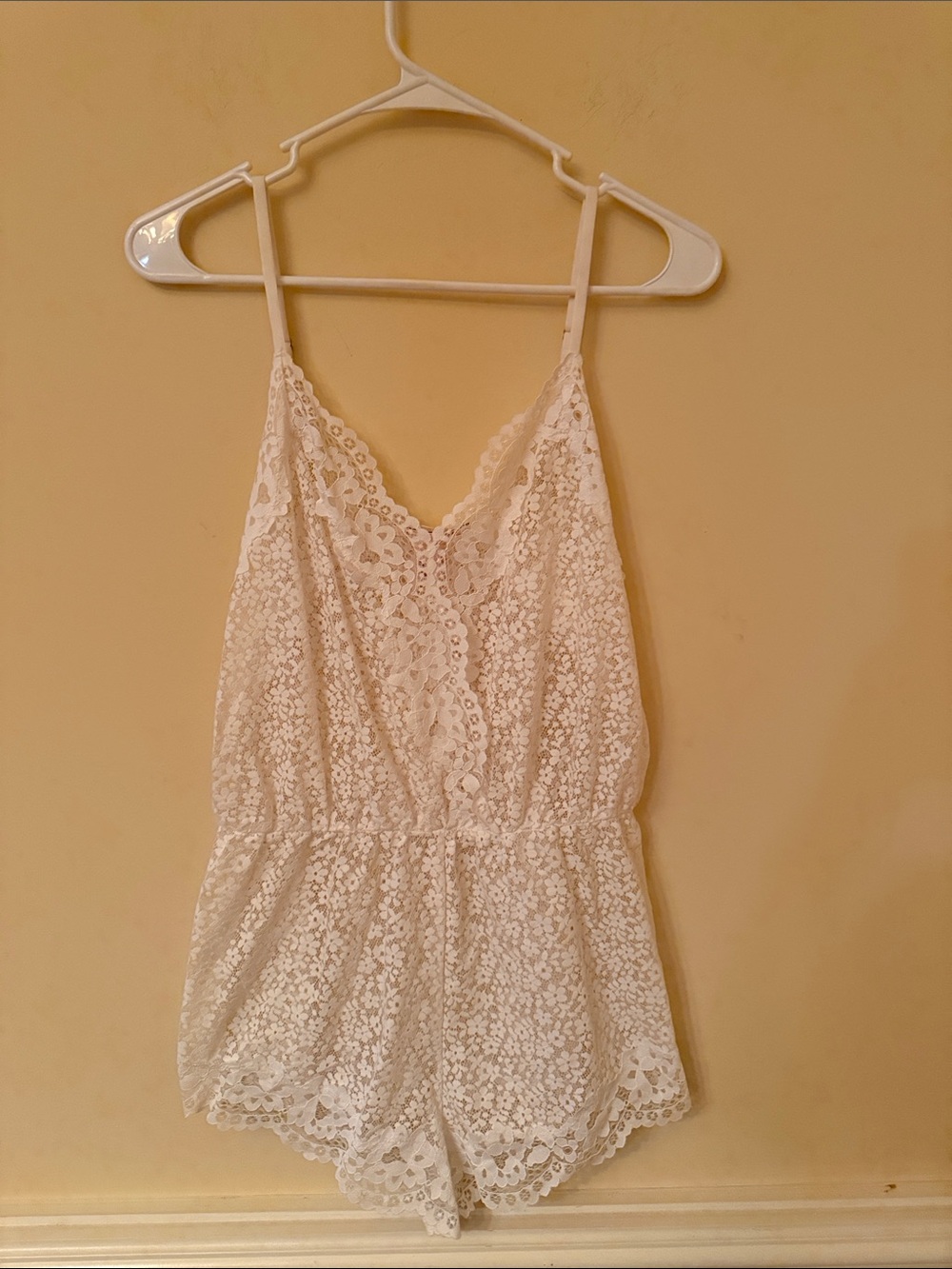 Victoria's Secret White/Cream Lace Romper Scalloped Detail Size Medium